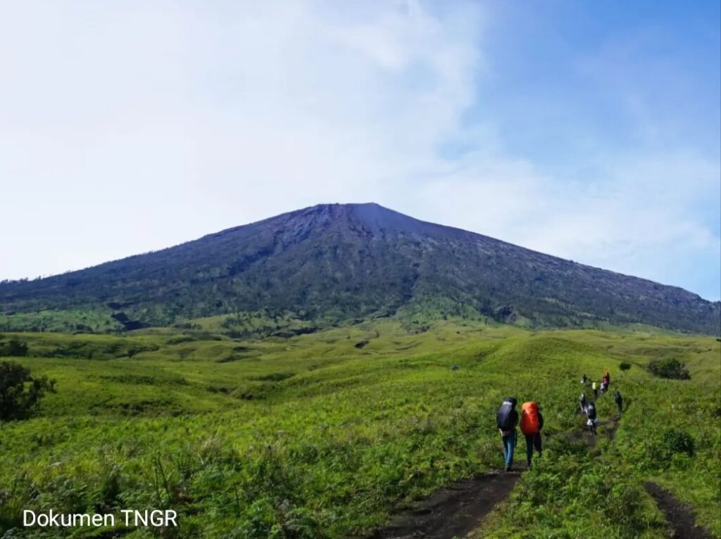 Mengenal Rinjani, Gunung yang Banyak Diburu Para Pecinta Alam