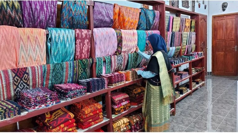 Lokasi jual oleh-oleh khas Lombok Desa Sukarara. Dok Ig: @Novian_Koncorohadi