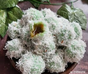 Kelepon: Manisnya Sensasi Tradisional dalam Gigitan Berisi Kejutan