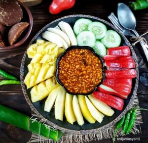 Rujak Delikates Asam Manis yang Membuat Lidah Bergoyang