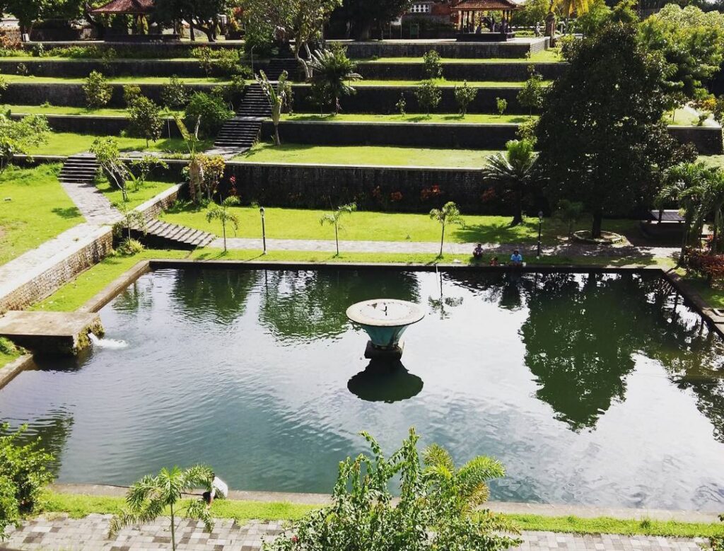 Menyelami Keindahan Kolam Suci Narmada di Lombok Barat