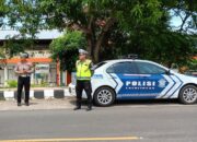 Patroli Satlantas Polres Lombok Barat Himbau Pengendara Patuhi Lalu Lintas di Depan Kantor KPU dan Bawaslu