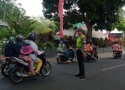 Gatur Lantas Polres Lombok Barat Amankan Arus Lalu Lintas di Jalan Batulayar
