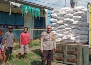 Bhabinkamtibmas Polsek Monta, Polres Bima Laksanakan Pengamanan Pendistribusian Pupuk Bersubsidi