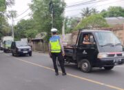 Siap Dukung Wisata Senggigi, Polsek Batulayar Kawal Pengaspalan Jalan Raya