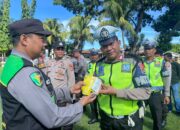Prioritaskan Kesehatan, Polres Lombok Barat Bagikan Bekkses dan Cek Tensi Personel Pengamanan Pemilu 2024