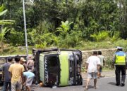 Truk Hino Terguling di Tikungan Maut Pusuk