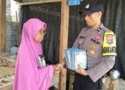 Beri Bantuan Iqro’, Bentuk Kepedulian Bhabinkamtibmas Kerumut terhadap Pendidik Agama