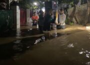 Sat Samapta Polres Bima Kota Polda NTB Beraksi Evakuasi Warga Korban Banjir di Kota Bima