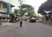 Memperlancar Kegiatan Masyarakat, Personel Polsek Montong Gading Lakukan Pengaturan Lalu Lintas