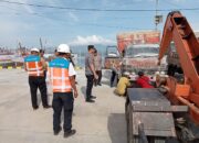 Polsek Kawasan Pelabuhan Laut Bima Polres Bima Kota Bersama Pihak Pelindo Bima Lakukan Penertiban Kendaraan Truck di Area Pelabuhan