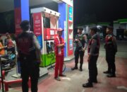 Unit Patroli Samapta Polres Lotim Menjaga Keamanan di SPBU Jelang Mudik Lebaran