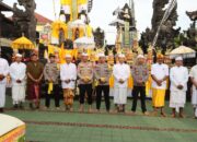 Kapolres Loteng Dampingi Karo SDM Polda NTB Hadiri Puja Wali Pura Buana Nata Ke-29.