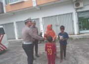 Personel Sat Lantas Polres Lotim Berbagi Kepada Sesama Di Bulan Ramadhan