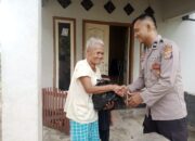 Bhabinkamtibmas Desa Pare Mas Berikan Santunan ke Warga Kurang Mampu