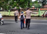 Personel Polsek Masbagik Atur Arus Lalu Lintas di Depan SMPN 1 Masbagik