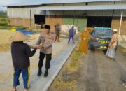 Kapolsek Praya Tengah Bagikan Takjil Pada Warga Untuk Berbuka