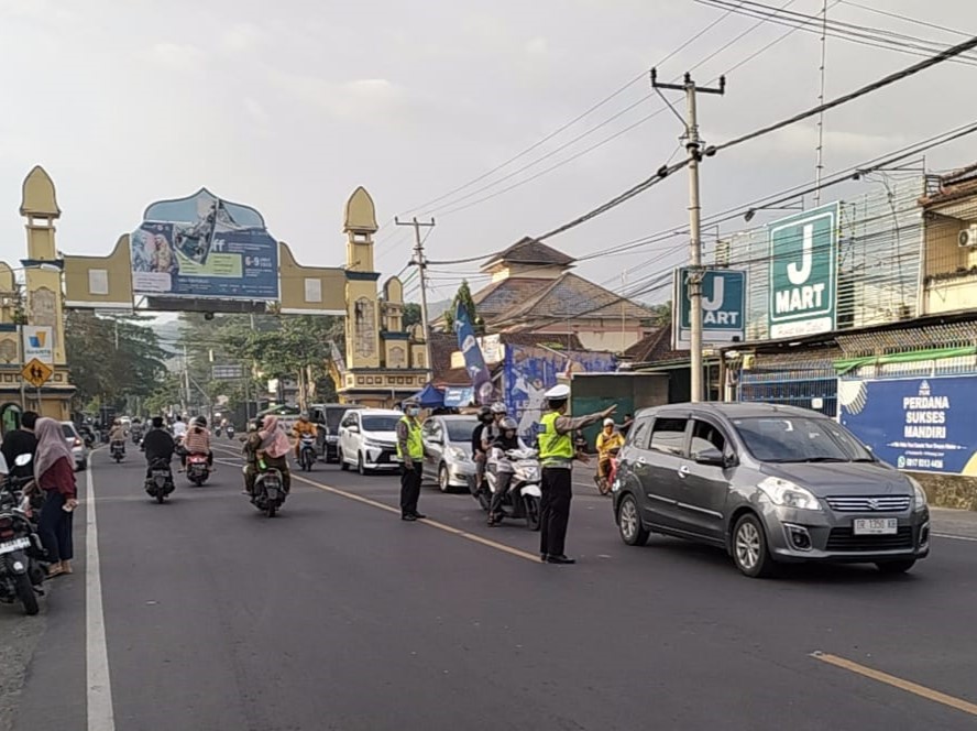 Ngabuburit di Lombok Barat Berjalan Lancar Berkat Pengaturan Lalu Lintas oleh Polsek Batulayar