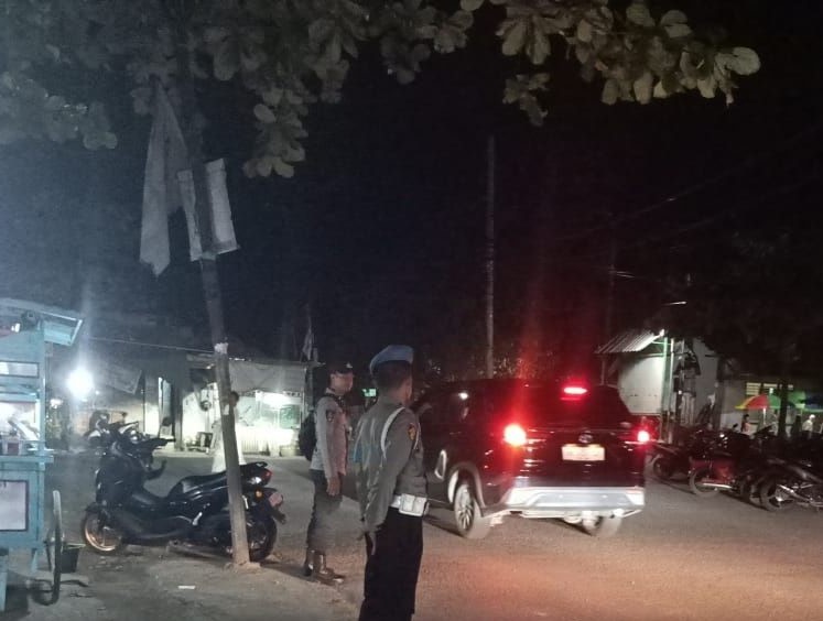 Pengamanan Sholat Isya dan Tarawih di Labuapi Polsek Labuapi Pastikan Keamanan dan Kenyamanan Jemaah