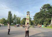 Ramadan di Lombok Barat: Petugas Siaga Atur Lalu Lintas, Bantu Warga Menyeberang