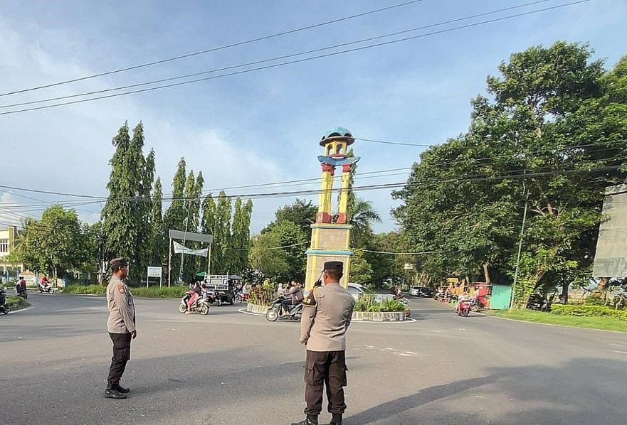 Personel Polsek Gerung Amankan Arus Lalu Lintas Sore dan Bantu Masyarakat Menyeberang Jalan