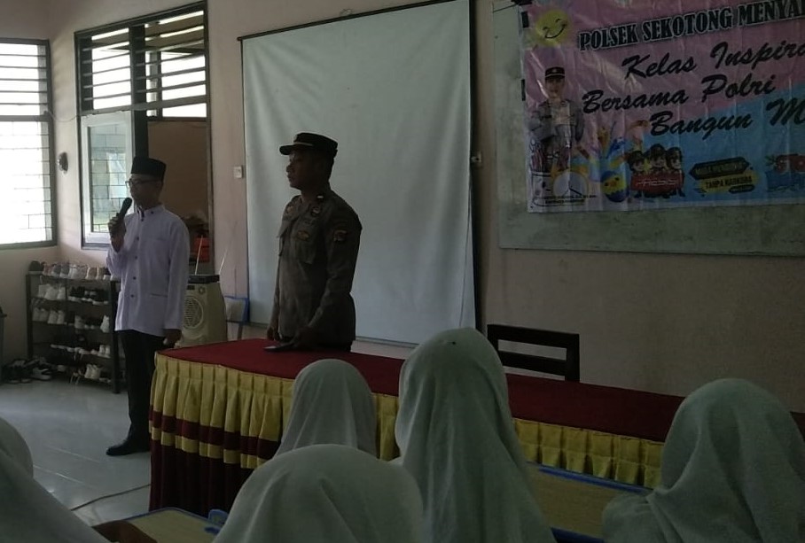 Polsek Sekotong Tingkatkan Kesadaran Hukum Pelajar Melalui Program "Polsek Menyapa Sekolah"