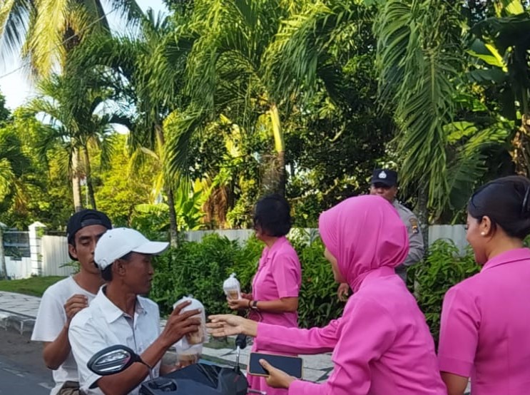 Senyum Semangat di Bulan Ramadhan, 200 Paket Takjil Dibagikan di Pelabuhan Lembar