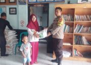 Bhabinkamtibmas Desa Danger Monitoring Pembagian Banguan Sosial kepada masyarakat