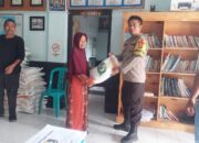 Guna kelancaran Pembagian Bansos, Bhabinkamtibmas Desa Danger Lakukan Monitoring