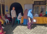 Bhabinkamtibmas Desa Danger Kawal Ketat Pembagian Bansos kepada Masyarakat