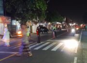 Personel Polsek Sikur Jaga Kondusifitas Solat Terawih di Masjid Islahul Muslimin