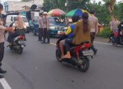 Kapolsek Terara dan Personelnya Bagikan Takjil kepada Masyarakat di Depan Mako Polsek