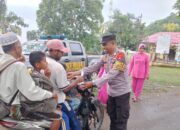 Berbagi di Bulan Suci Ramadhan, Polsek Donggo dan Bhayangkari Membagikan Takjil Berbuka Puasa Kepada Warga