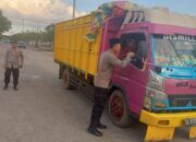 Pembagian Takjil dan Buka Puasa Bersama oleh Kapolsek dan Personil Polsek Kawasan Pelabuhan Laut Bima