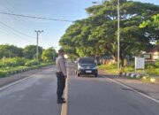 Beri Pelayanan Terbaik kepada Masyarakat, Anggota Jaga Polsek KPL Labuhan Lombok Pastikan Kelancaran Arus Lalu Lintas