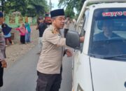 Polsek Ambalawi Polres Bima Kota Bagi-Bagi Ratusan Paket Takjil Berbuka pada Pengendara