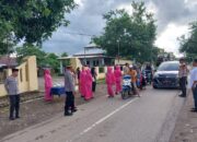 Jelang Berbuka Puasa, Kapolsek Bolo Polres Bima Pimpin Bagi-bagi Takjil