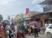 Personel Polsek Keruak Amankan Arus Lalu Lintas di Simpang Tiga Pasar Umum