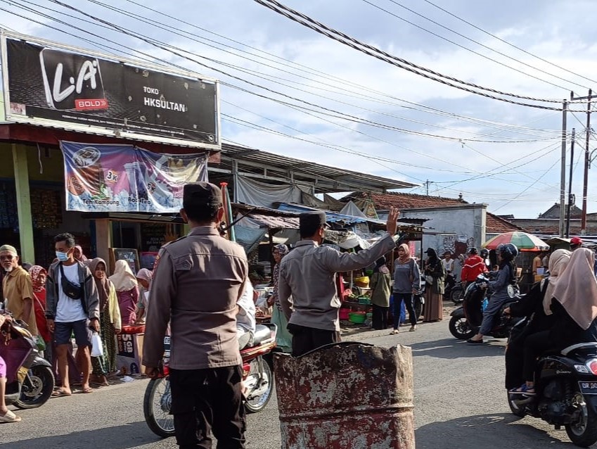 Pasar Sore Paok Kambut Diserbu Pengunjung, Polisi Berjibaku Atur Lalu Lintas