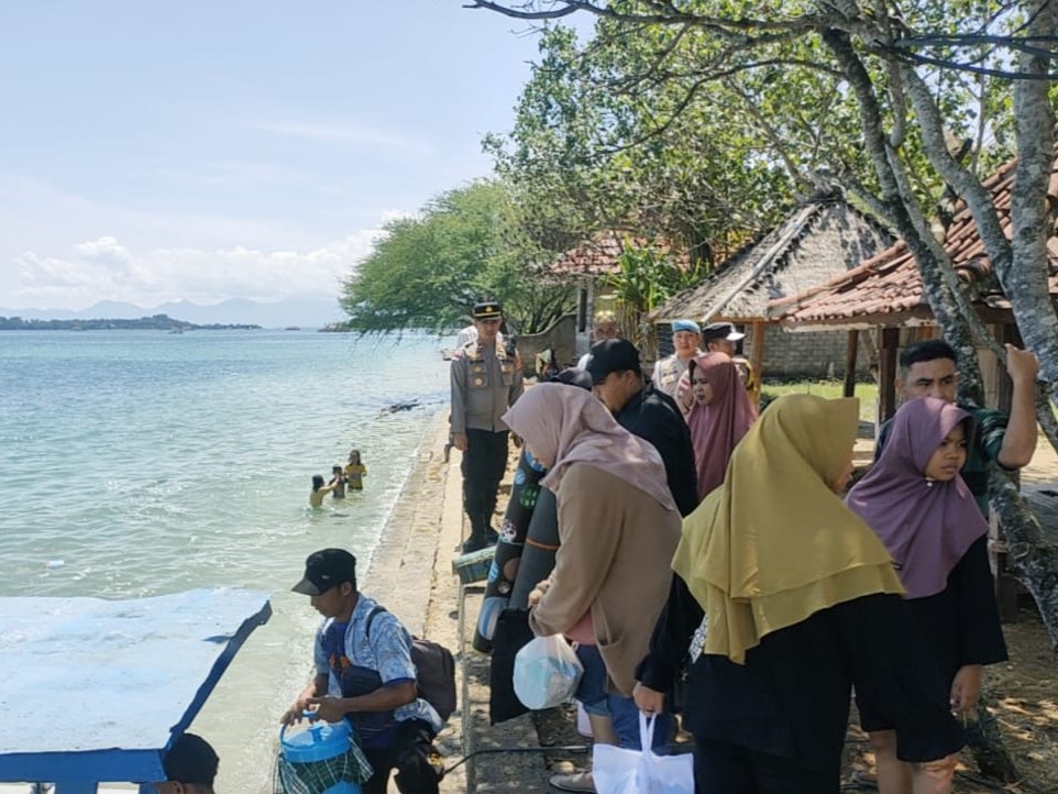 Patroli Rutin Polsek Sekotong Ciptakan Situasi Kamtibmas Kondusif di Obyek Wisata Pantai Kemos
