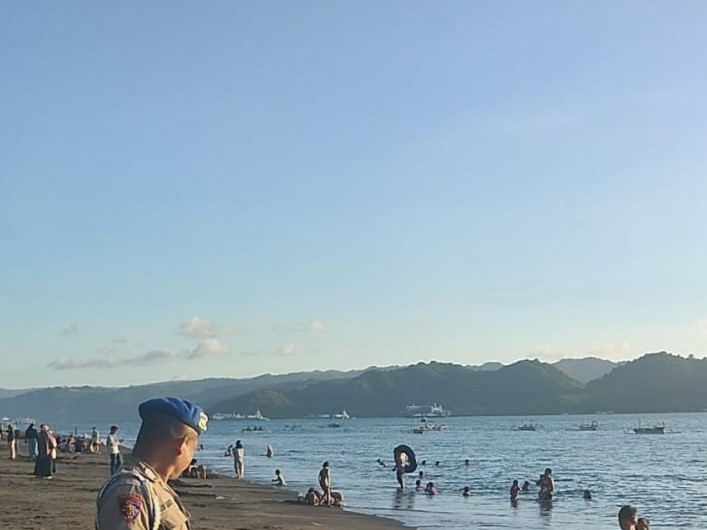 Polsek Lembar Patroli Pantai Cemara Antisipasi Kejahatan dan Berikan Rasa Aman Bagi Wisatawan