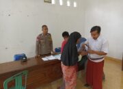 Bhabinkamtibmas Banjarsari Pantau Penyaluran BLT DD kepada Masyarakat Penerima Manfaat