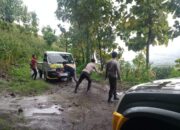 Patroli KRYD, Personel Polsek Donggo Bantu  Warga Bersihkan Bebatuan  Yang Menutupi Jalan