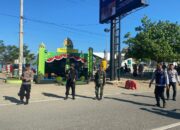 Personel Pos Pengamanan Amahami Ops Ketupat Rinjani 2024 Gatur Kendaraan di Jalur Utama Kota Bima – Sumbawa