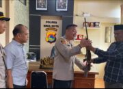 Warga Wera Serahkan Sepucuk Senjata Api Rakitan pada Kapolres Bima Kota Untuk Diamankan