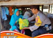 Kunjungi Warga Lansia, Bhabinkamtibmas Polsek Alas Barat Berikan Bantuan Sosial