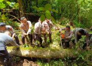 Kapolres Lombok Timur Bersama Instansi Terkait Bersihkan Tanah Longsor di Suela