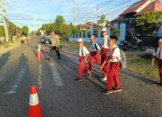 Wujud Kepedulian, Personel Polsek Utan Bantu Anak Sekolah Menyeberang Jalan