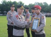 Kapolda NTB Beri Penghargaan Personel Berprestasi dan PTDH Personil Langgar Kode Etik