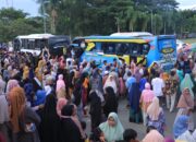 Personel Polres Sumbawa Barat Lakukan Pengamanan Pemberangkatan Calon Jamaah Haji